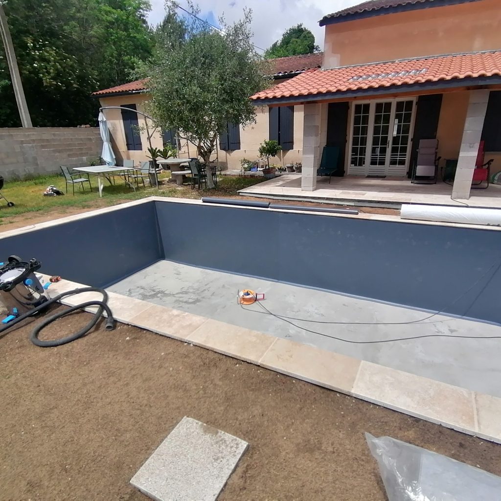 Chantier de rénovation de piscine en cours
